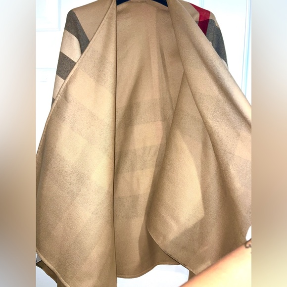 Burberry Reversible Camel Charlotte Solid Check Wool Cape - Picture 12 of 12